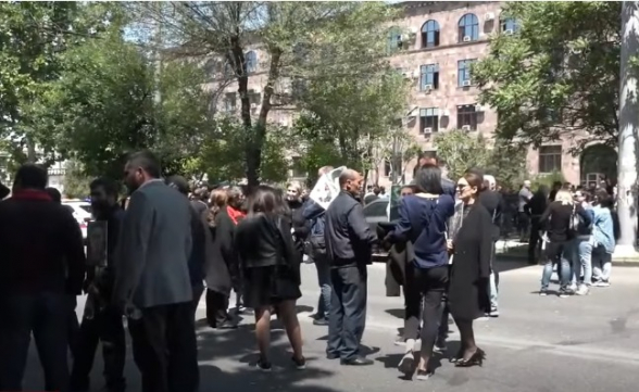 Родственники погибших солдат перекрыли улицу, прилегающую к Апелляционному суду (видео)